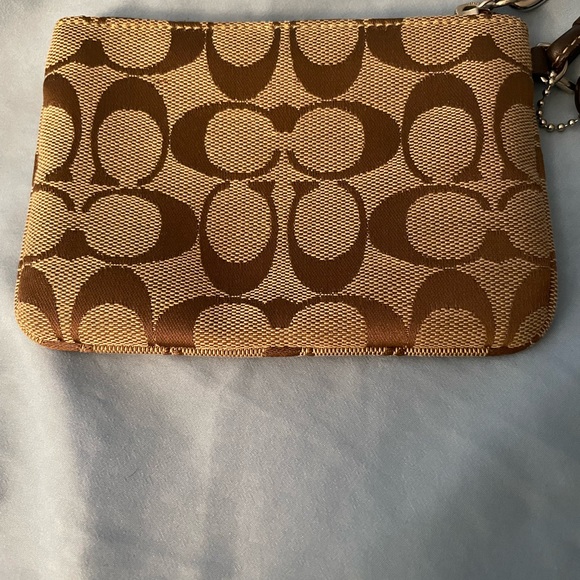 Coach small wristlet in excellent condition. - Picture 4 of 4